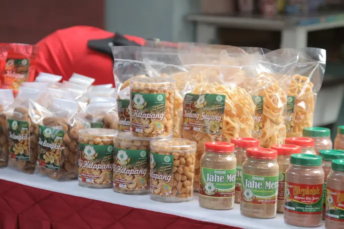 a table topped with jars of macaroni and cheese